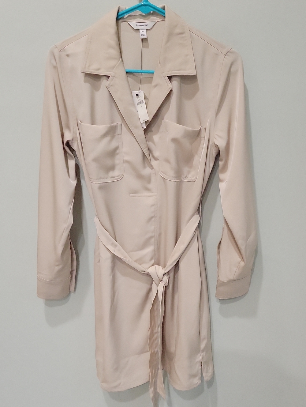 Banana Republic Silky Beige Shirt Dress With Tie. Size XS. NWT.